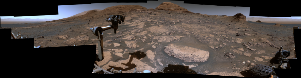 Curiosity смотрит на гору Рафаэля Наварро: Марсоход НАСА Curiosity использовал свою мачтовую камеру, или Mastcam, для съемки этого 360-градусного вида 3 июля 2021 года, на 3 167-й марсианский день, или сол, миссии.