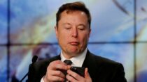 Илон Маск продал акции Tesla почти на 4 миллиарда долларов