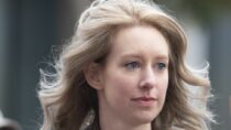 Элизабет Холмс: основатель Theranos получает слушание по новому делу