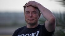 Илон Маск продал акции Tesla почти на 4 миллиарда долларов