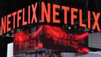 Netflix предлагает стюардессам до $385 000