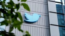 Илон Маск выставит на аукцион плакаты Twitter и другие памятные вещи